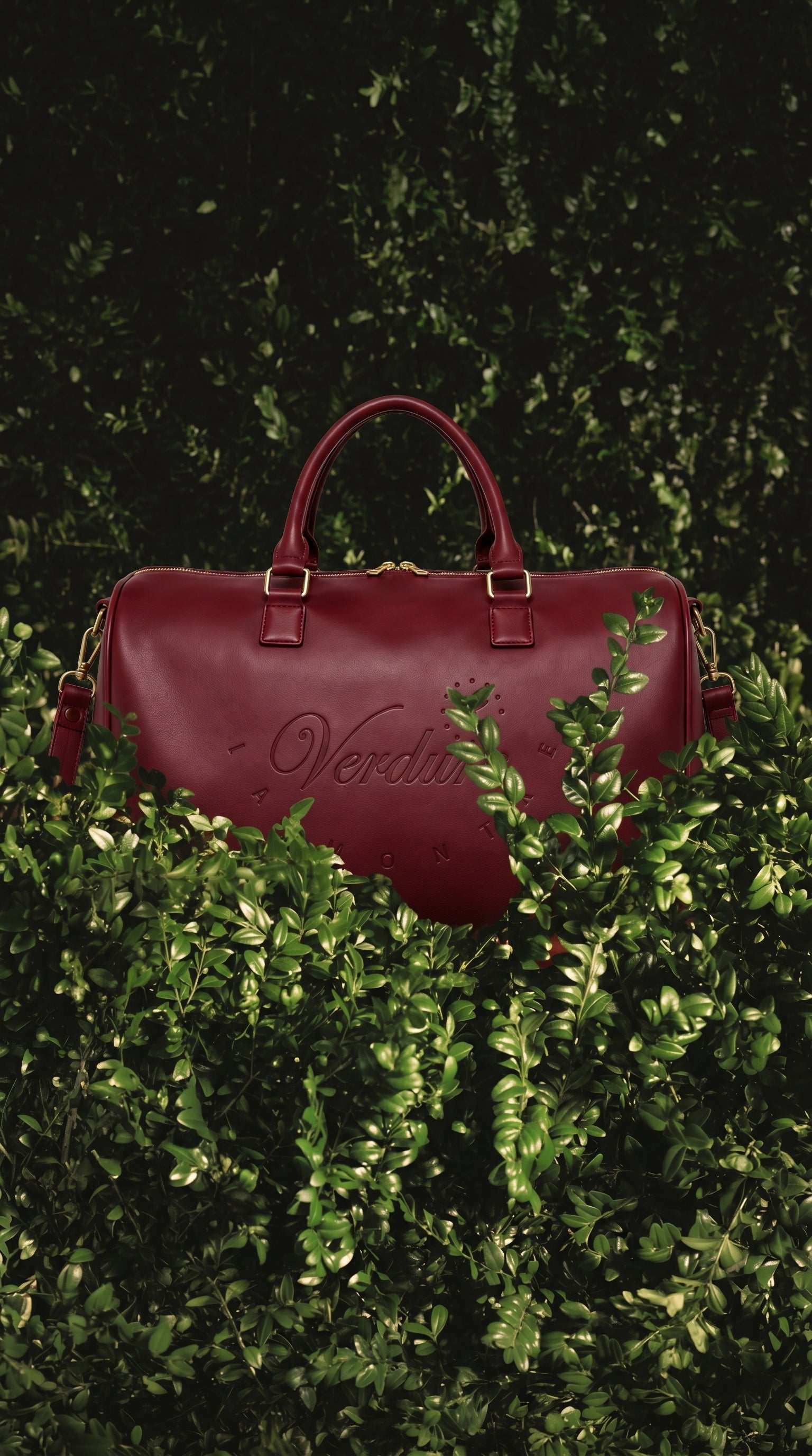 Journeyman Duffle bag made of genuine cowhide with reinforced stitching and multiple interior pockets for organized travel